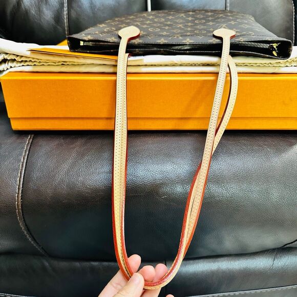 Louis Vuitton Carry It Tote - Picture 5 of 15